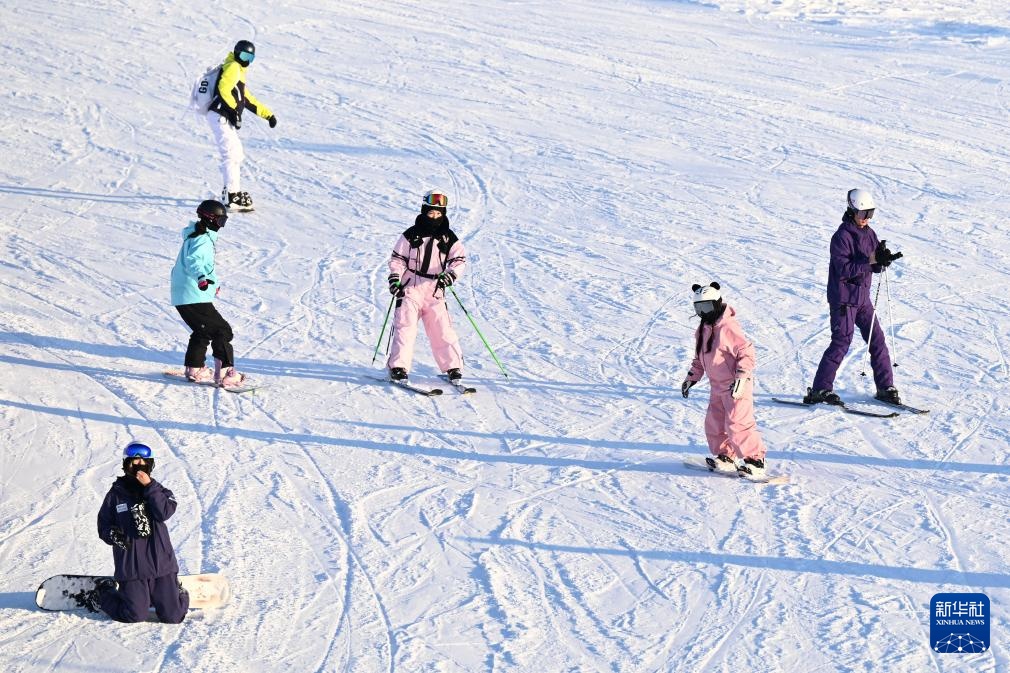 春节假期后新疆阿勒泰滑雪场热度不减