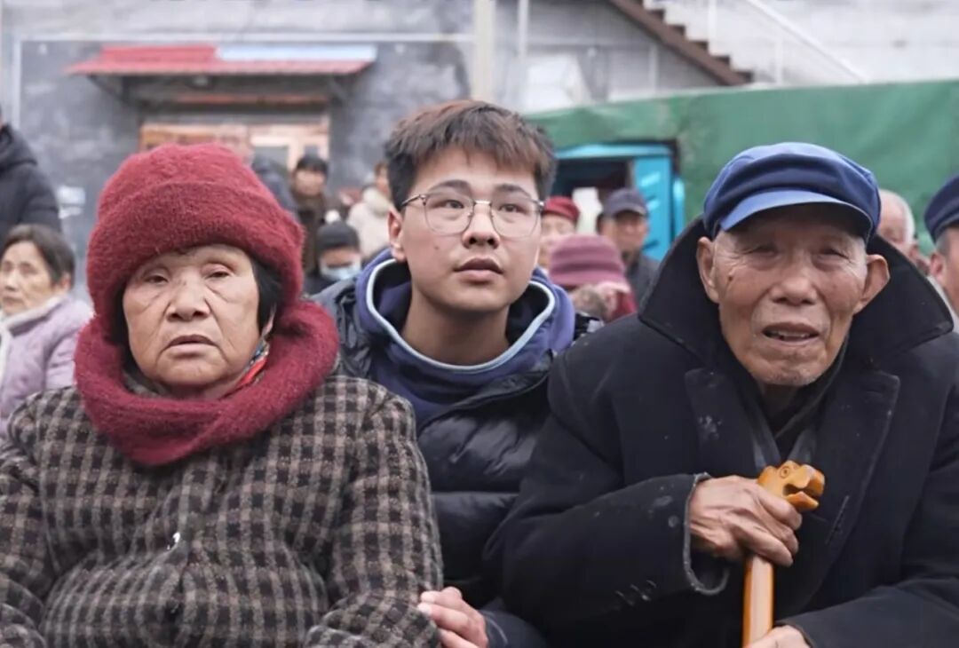 河南驻马店大学生攒4万为爷爷80岁大寿请戏班连唱三天，自己也登台开唱：国家奖学金1万和兼职攒的钱；平时自学，就想让爷爷奶奶开心