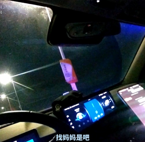 小女孩想妈妈，竟独自走上大桥......看得人又心疼又后怕！