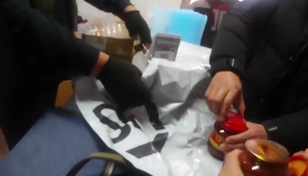 南京警方在豆瓣酱里挖呀挖呀挖，挖出200克黄金！挽回疑遭电诈市民近30万损失