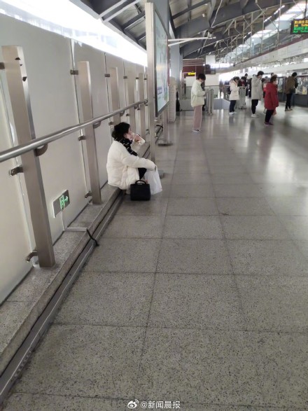 上海轨交嘉定新城站“无座可坐”，乘客或蹲或站直呼不便