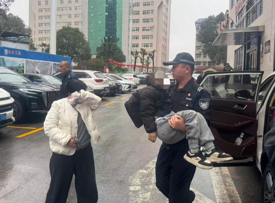 湖南11岁男孩在路边突然倒地抽搐，巡特警队员3分钟紧急送医，目前孩子已脱离生命危险