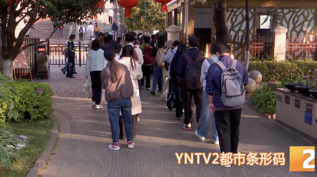 假期余额告急！图书馆“狂飙”赶作业，网友：像极了当年的我