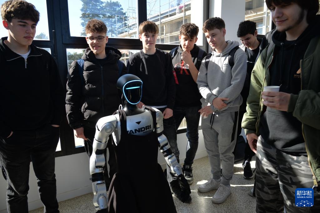 基于中国平台打造 克罗地亚人形机器人“通卡”亮相