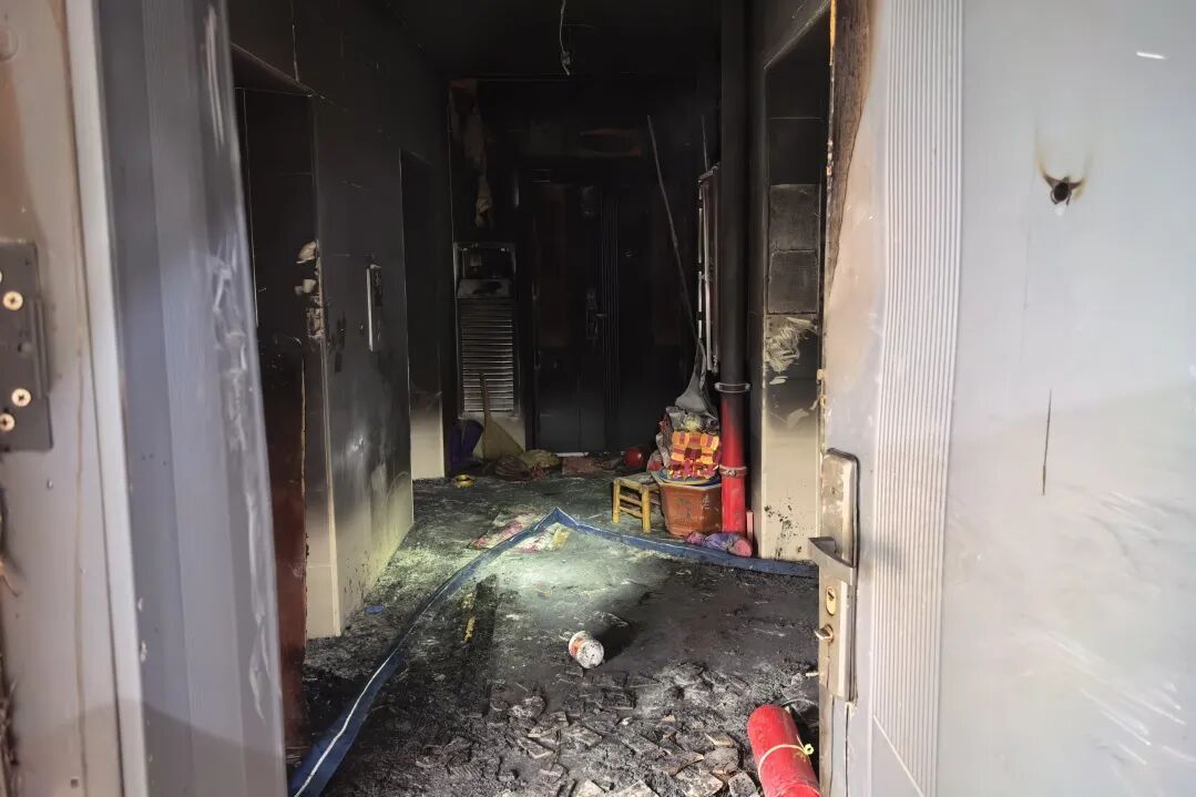 火刚灭，楼下就围满了人！消防员这波操作太赞了