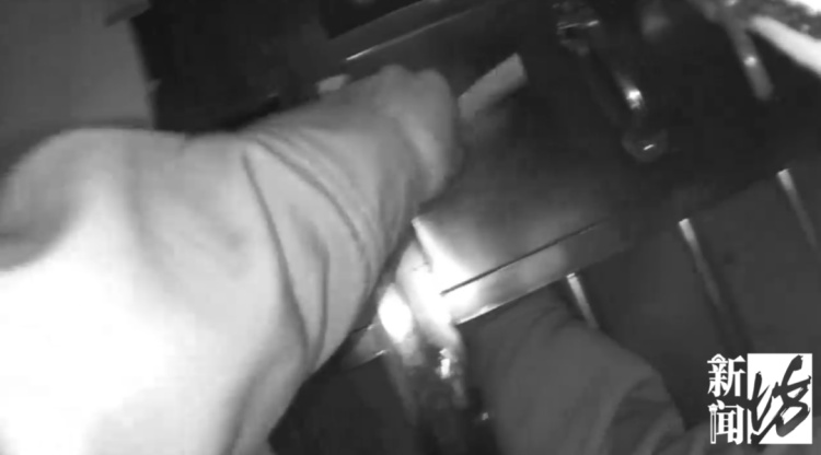 房门和防盗门之间竟夹了个人，3小时动弹不得……怎么发生的？