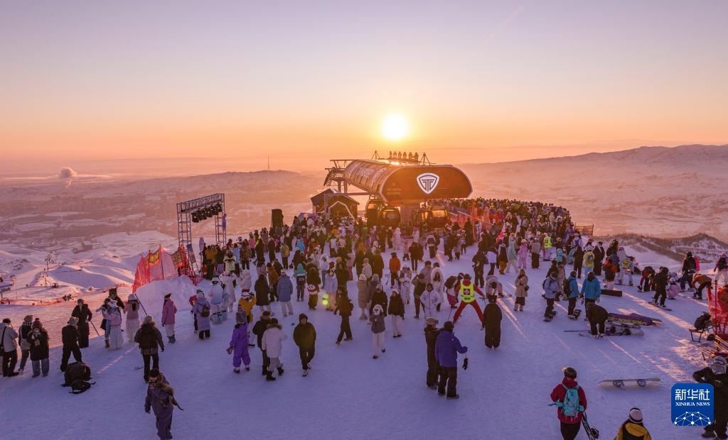 春节假期后新疆阿勒泰滑雪场热度不减