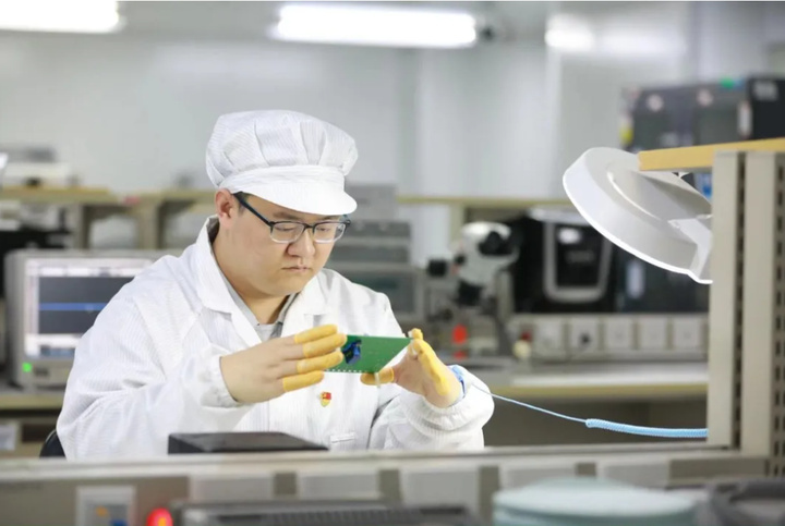 给飞机“做手术”的年轻人