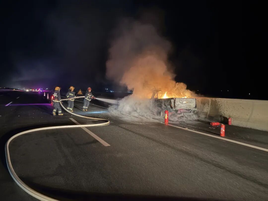 女子拍照举报20多辆车占高速应急车道引热议，多“急”能停？