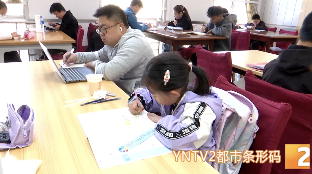 假期余额告急！图书馆“狂飙”赶作业，网友：像极了当年的我