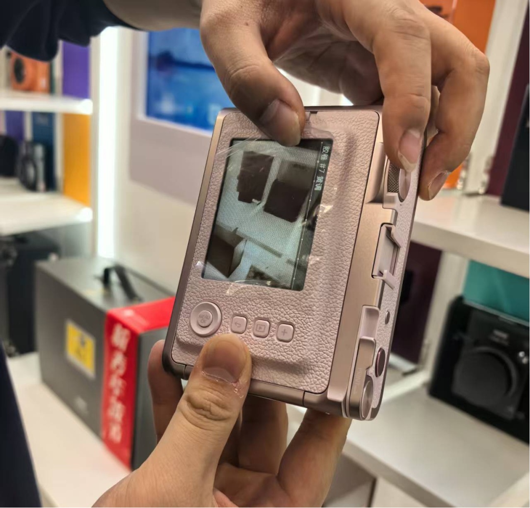 “老爷机”加价抢，“新旗舰”打折卖，相机市场到底谁在买单？