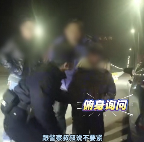 小女孩想妈妈，竟独自走上大桥......看得人又心疼又后怕！