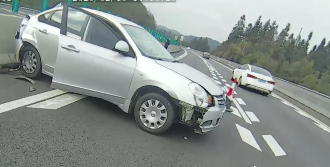 两人高速上连开十几个小时,只歇半小时?打瞌睡后发生事故,湖南交警提醒 两人高速上连开十几个小时,只歇半小时?打瞌睡后发生事故,湖南交警提醒