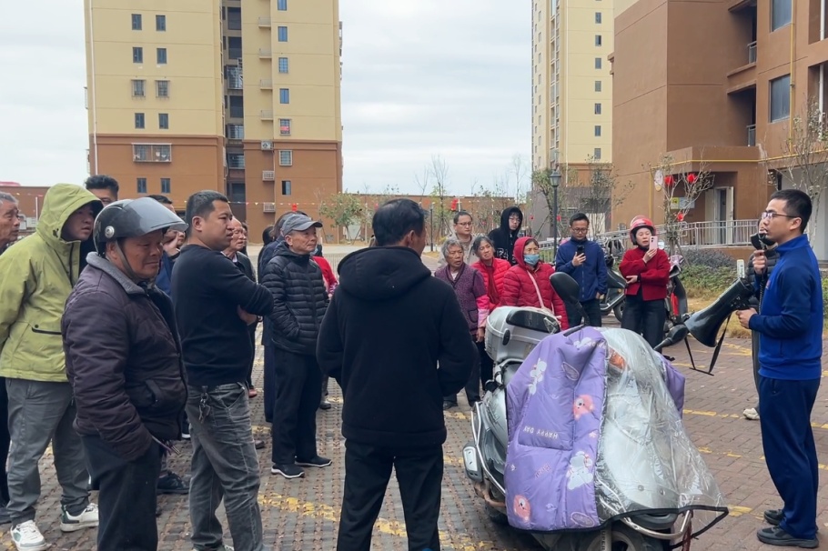 火刚灭，楼下就围满了人！消防员这波操作太赞了