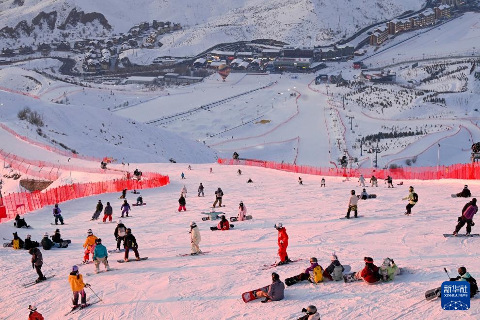 春节假期后新疆阿勒泰滑雪场热度不减