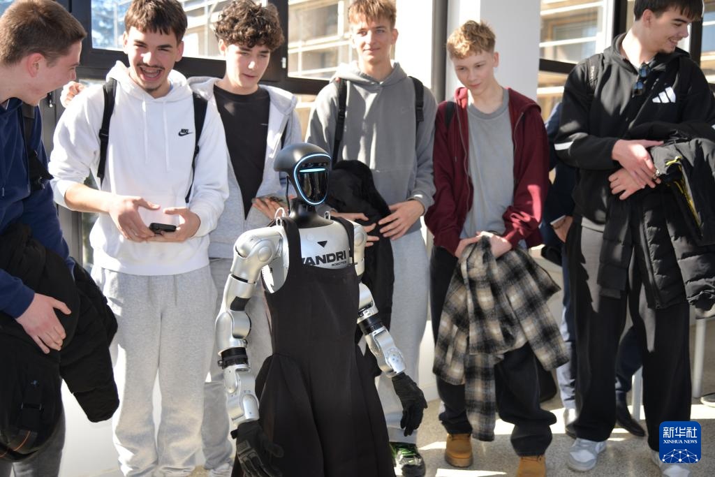 基于中国平台打造 克罗地亚人形机器人“通卡”亮相