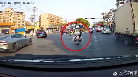 佛山15岁男生校内跑步心脏骤停 晚高峰交警为120辟出生命通道 佛山15岁男生校内跑步心脏骤停 晚高峰交警为120辟出生命通道