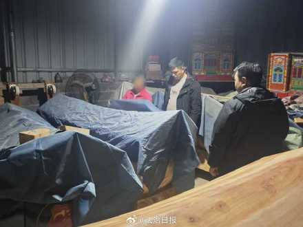 把走私香烟藏在棺材里卖，3人被抓获