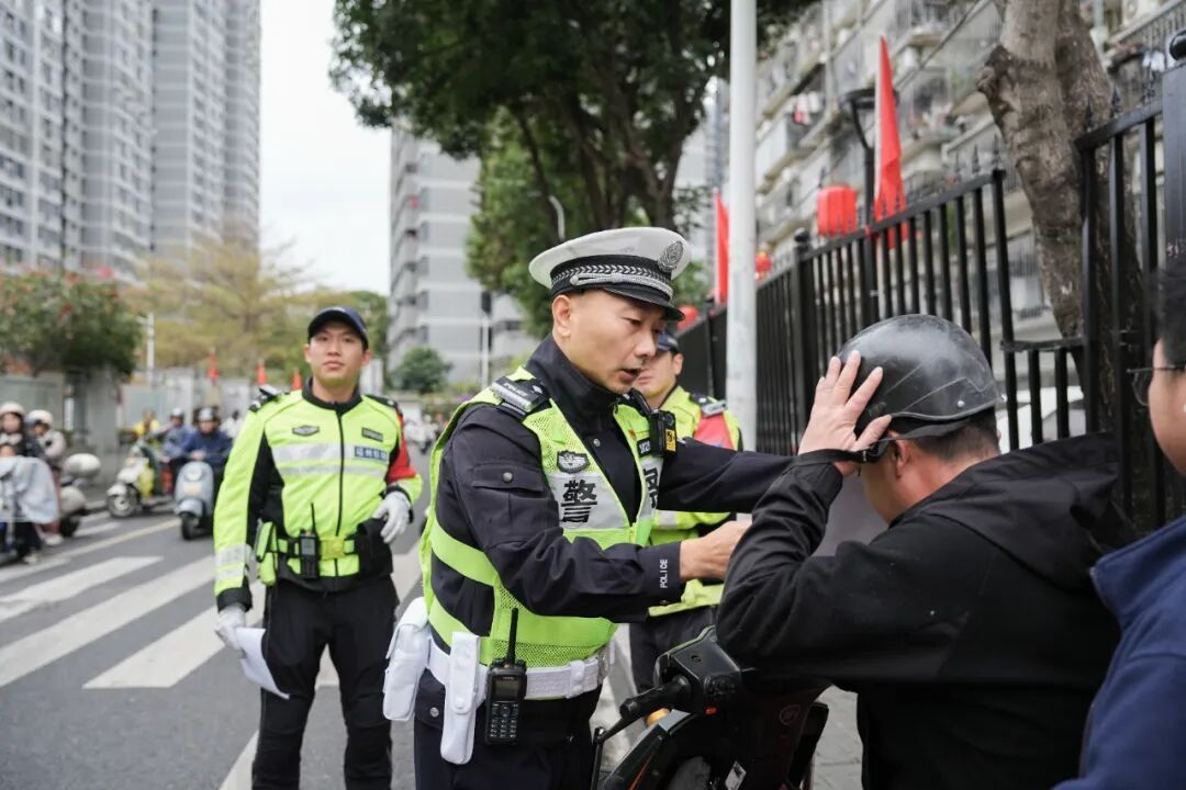 开学在即！@所有家长：你戴头盔的样子，是孩子最好的榜样