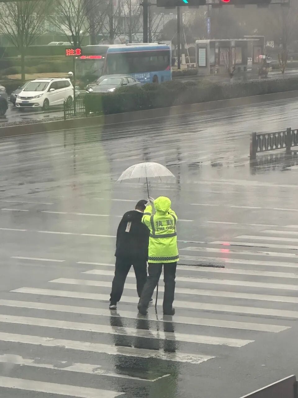 50米路竟然走了4分钟!杭州网友拍下早高峰一幕:还好有她! 50米路竟然走了4分钟!杭州网友拍下早高峰一幕:还好有她!