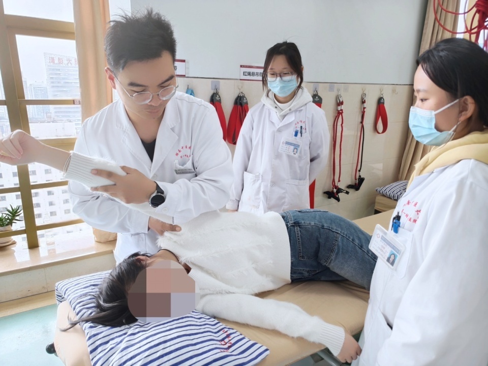 肩膀一直疼是肩周炎犯了？专家提醒：盲目锻炼可能越练越痛