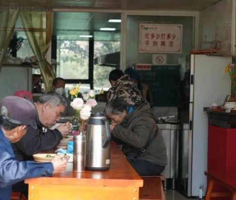 女子医院旁开餐馆4年倒贴几十万!本人回应:就想让大家吃上热乎饭! 女子医院旁开餐馆4年倒贴几十万!本人回应:就想让大家吃上热乎饭!