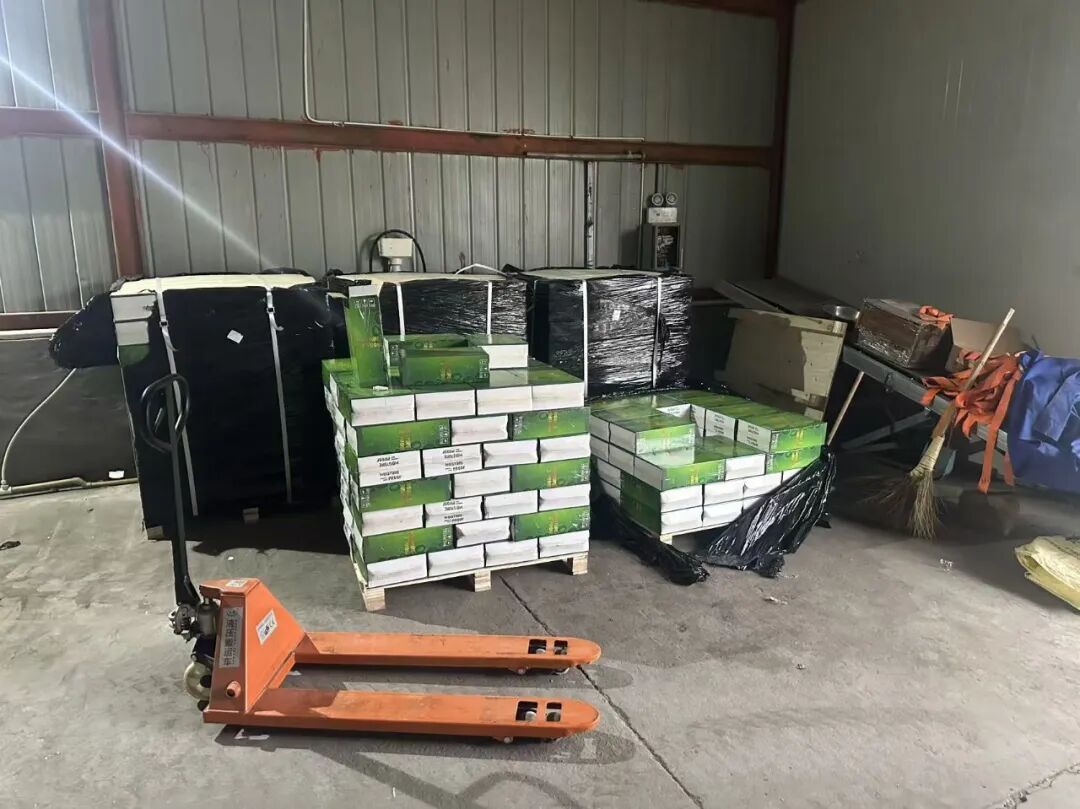 偏远仓库内,警方查获大量“笑气”…… 偏远仓库内,警方查获大量“笑气”……