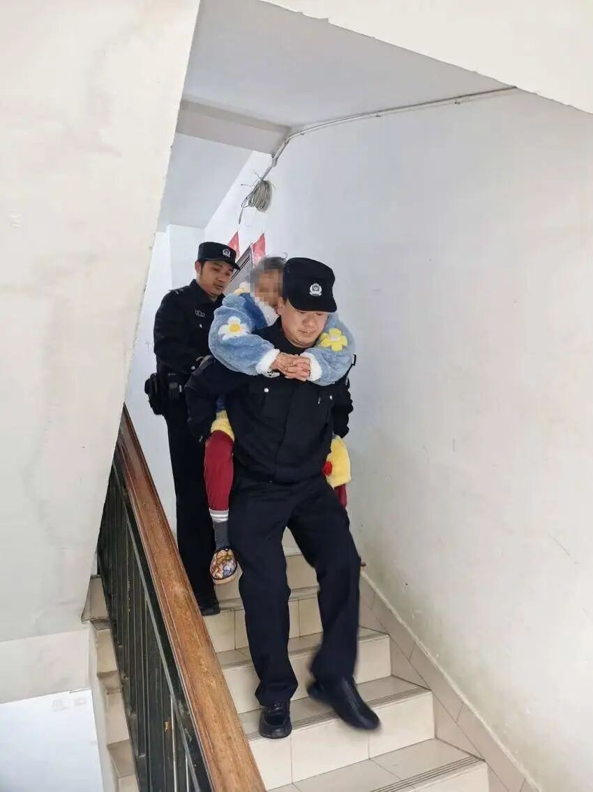 3个单元30余户!民警背着走失老人“逐户敲门”寻找家人 3个单元30余户!民警背着走失老人“逐户敲门”寻找家人