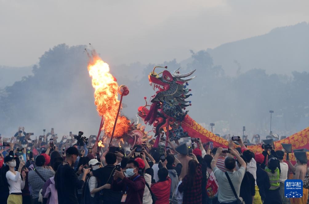 广西宾阳:舞炮龙 庆新春 广西宾阳:舞炮龙 庆新春