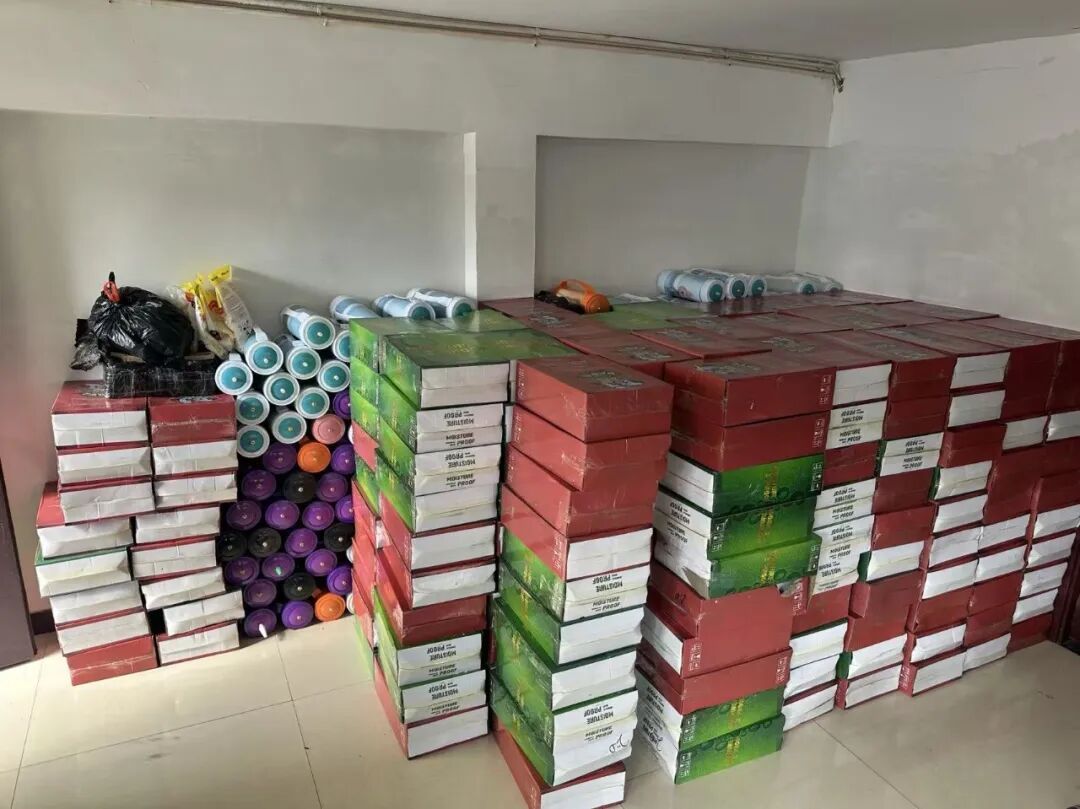 偏远仓库内,警方查获大量“笑气”…… 偏远仓库内,警方查获大量“笑气”……