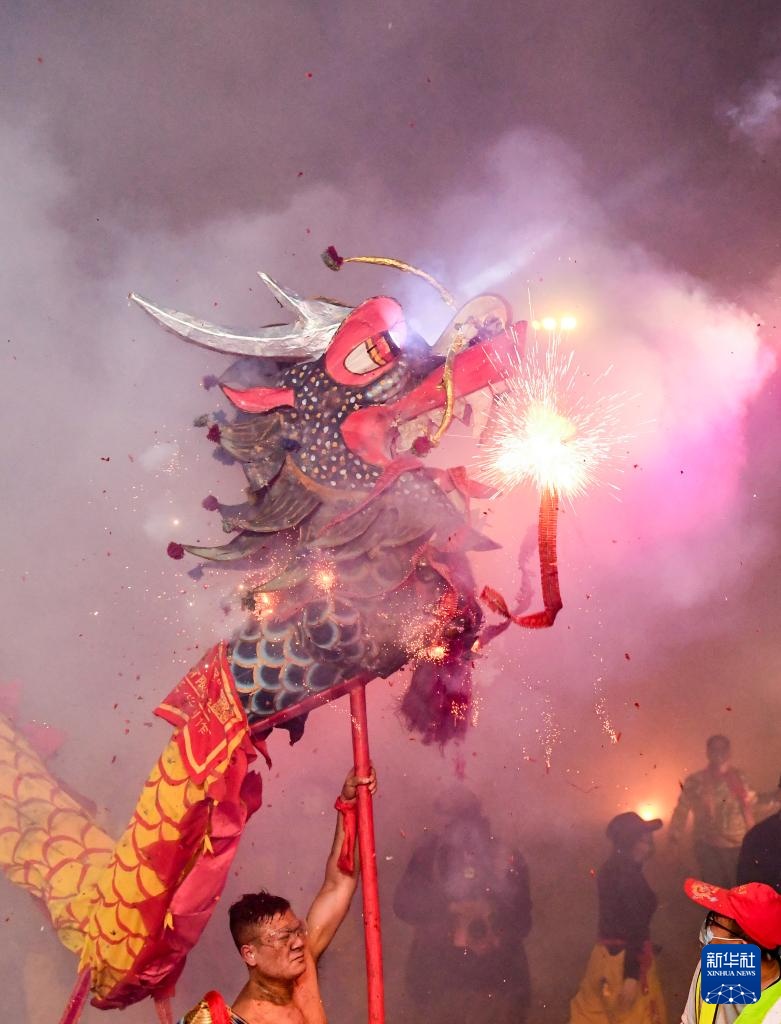广西宾阳:舞炮龙 庆新春 广西宾阳:舞炮龙 庆新春
