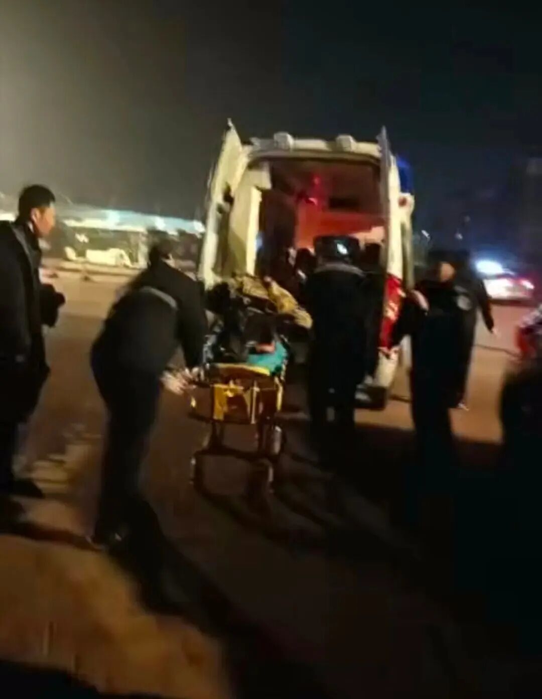 醉酒男子轻生把朋友也拖下水,两名辅警出手了! 醉酒男子轻生把朋友也拖下水,两名辅警出手了!