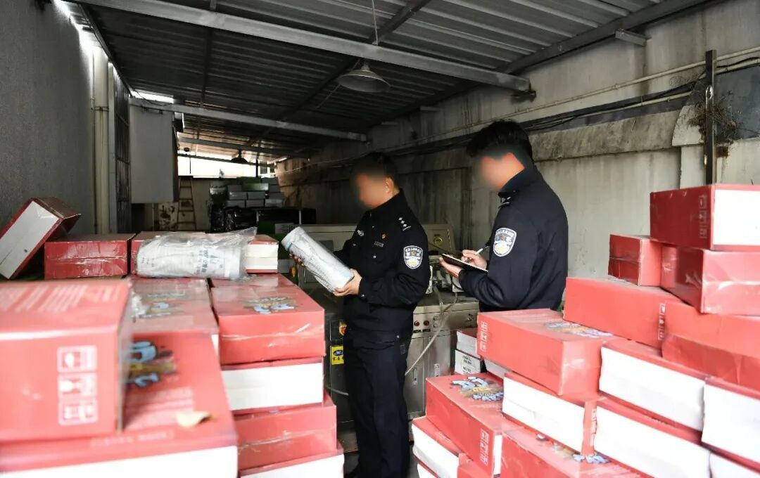 偏远仓库内,警方查获大量“笑气”…… 偏远仓库内,警方查获大量“笑气”……