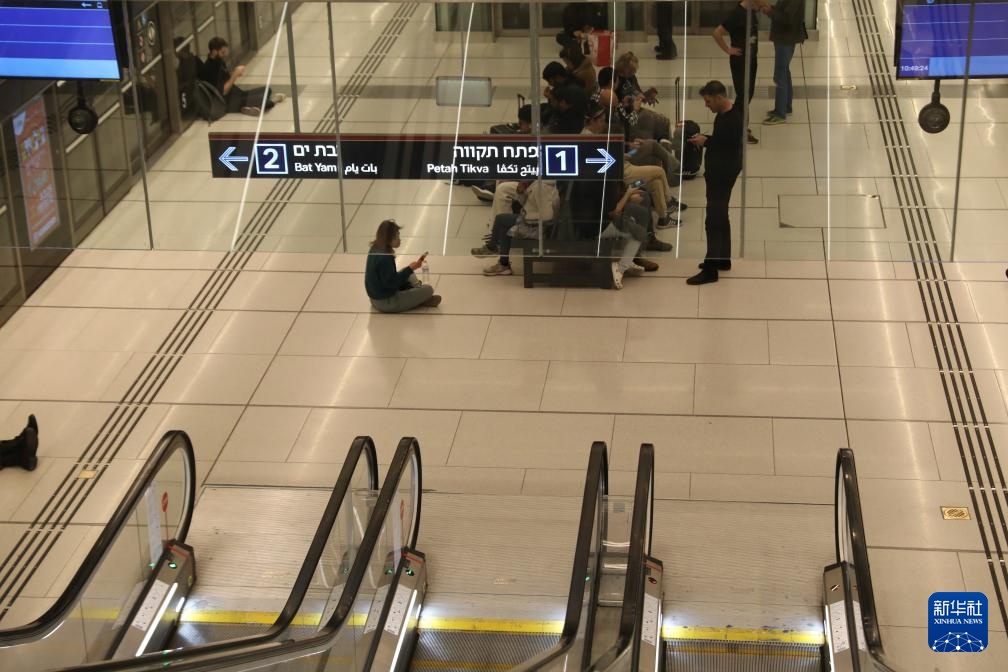 以色列特拉维夫：民众在地铁站躲避