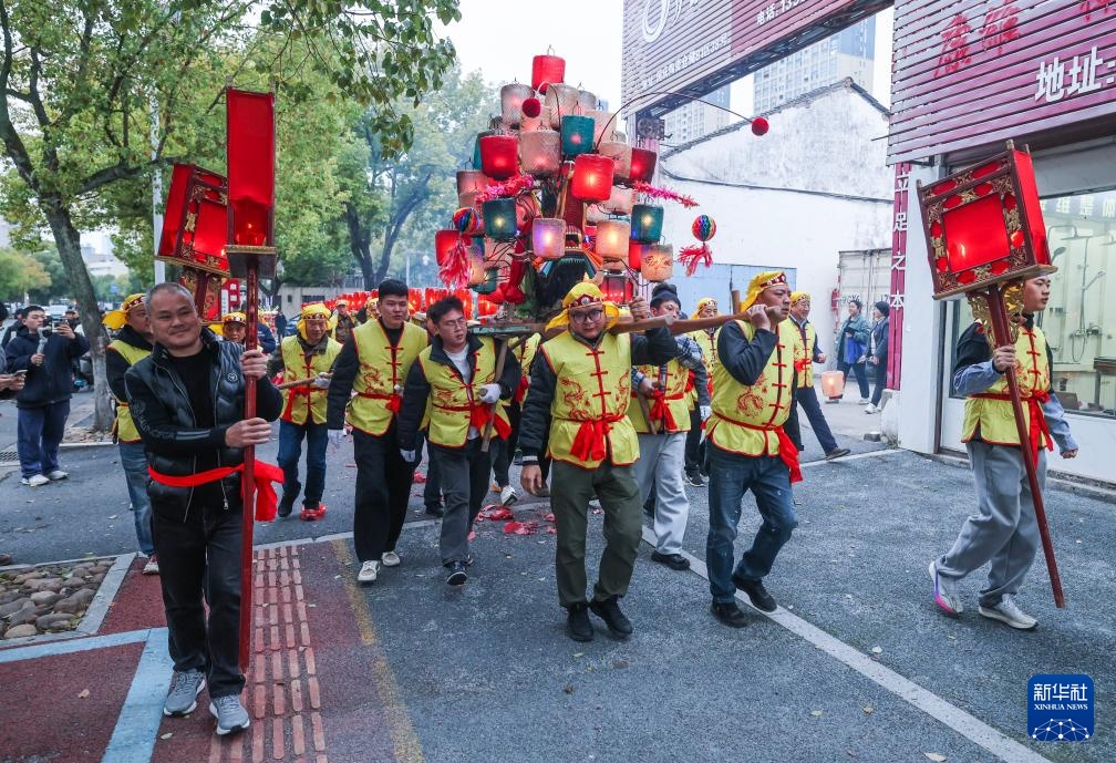 浙江金华：板凳龙迎元宵