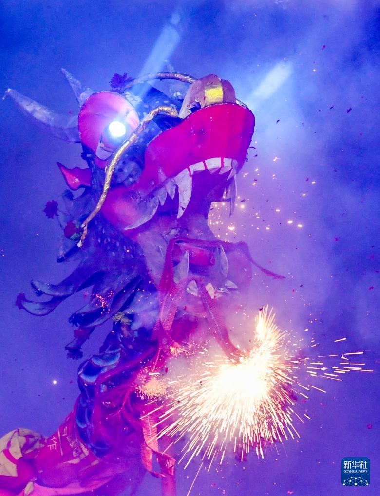 广西宾阳:舞炮龙 庆新春 广西宾阳:舞炮龙 庆新春