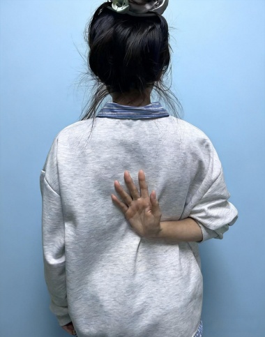 肩膀一直疼是肩周炎犯了？专家提醒：盲目锻炼可能越练越痛