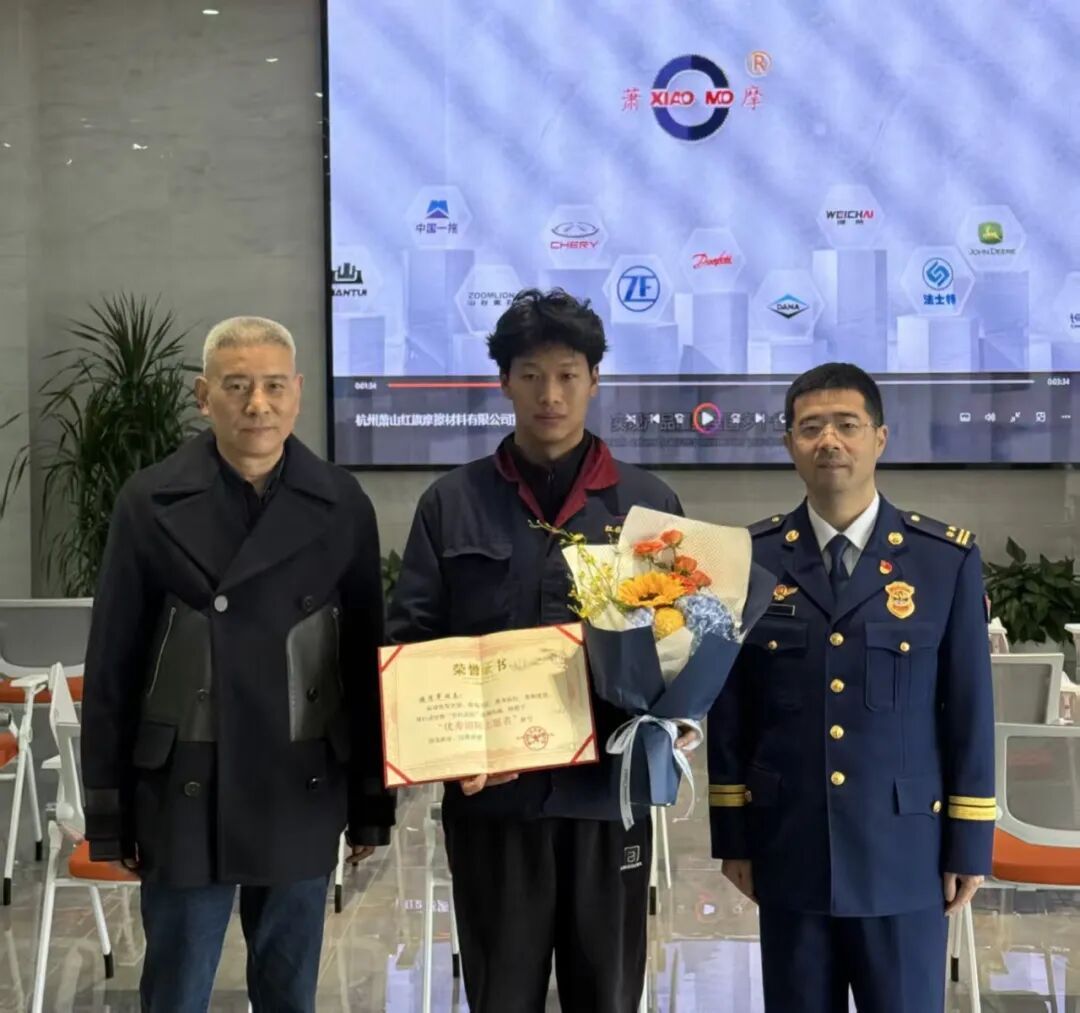 这操作太帅了,近4000万网友围观!00后小伙骑车出门,路边一幕让他果断掉头 这操作太帅了,近4000万网友围观!00后小伙骑车出门,路边一幕让他果断掉头