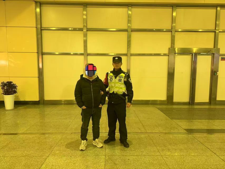 2人带无票旅客进长沙南站收取好处费，构成扰乱公共场所秩序被拘留