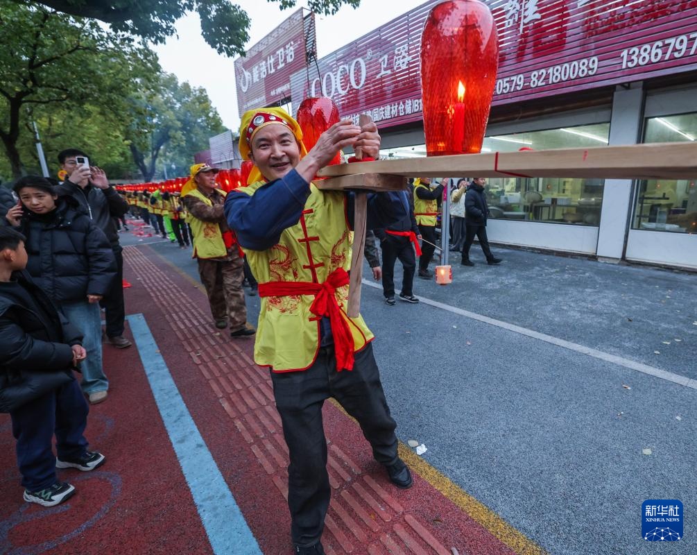 浙江金华：板凳龙迎元宵