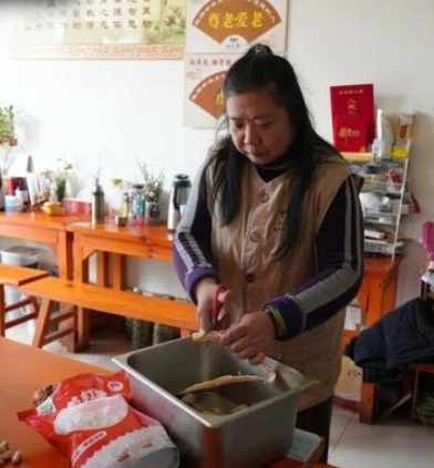 女子医院旁开餐馆4年倒贴几十万!本人回应:就想让大家吃上热乎饭! 女子医院旁开餐馆4年倒贴几十万!本人回应:就想让大家吃上热乎饭!