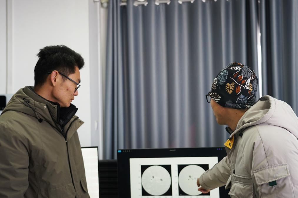 零下30摄氏度，这群人在戈壁“追赶”太阳