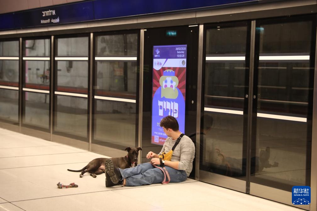 以色列特拉维夫：民众在地铁站躲避