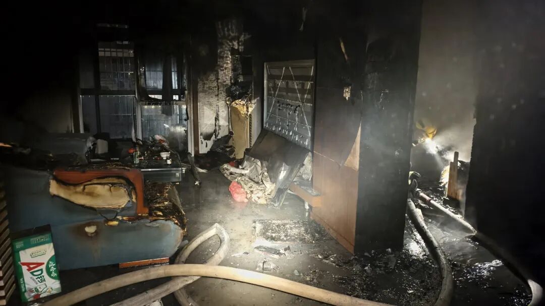 晚间家中突发火灾,舟山一13岁女孩冷静踹窗逃生!记住这个自救窍门! 晚间家中突发火灾,舟山一13岁女孩冷静踹窗逃生!记住这个自救窍门!