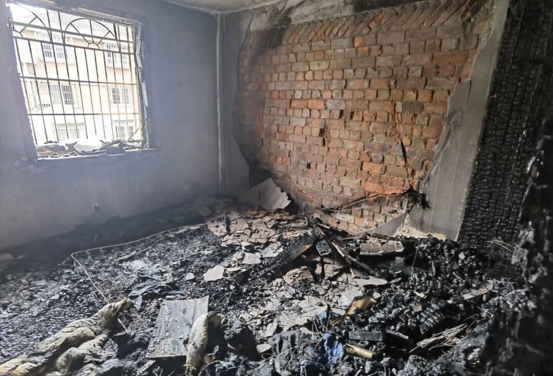 晚间家中突发火灾,舟山一13岁女孩冷静踹窗逃生!记住这个自救窍门! 晚间家中突发火灾,舟山一13岁女孩冷静踹窗逃生!记住这个自救窍门!