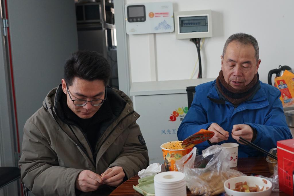 零下30摄氏度，这群人在戈壁“追赶”太阳