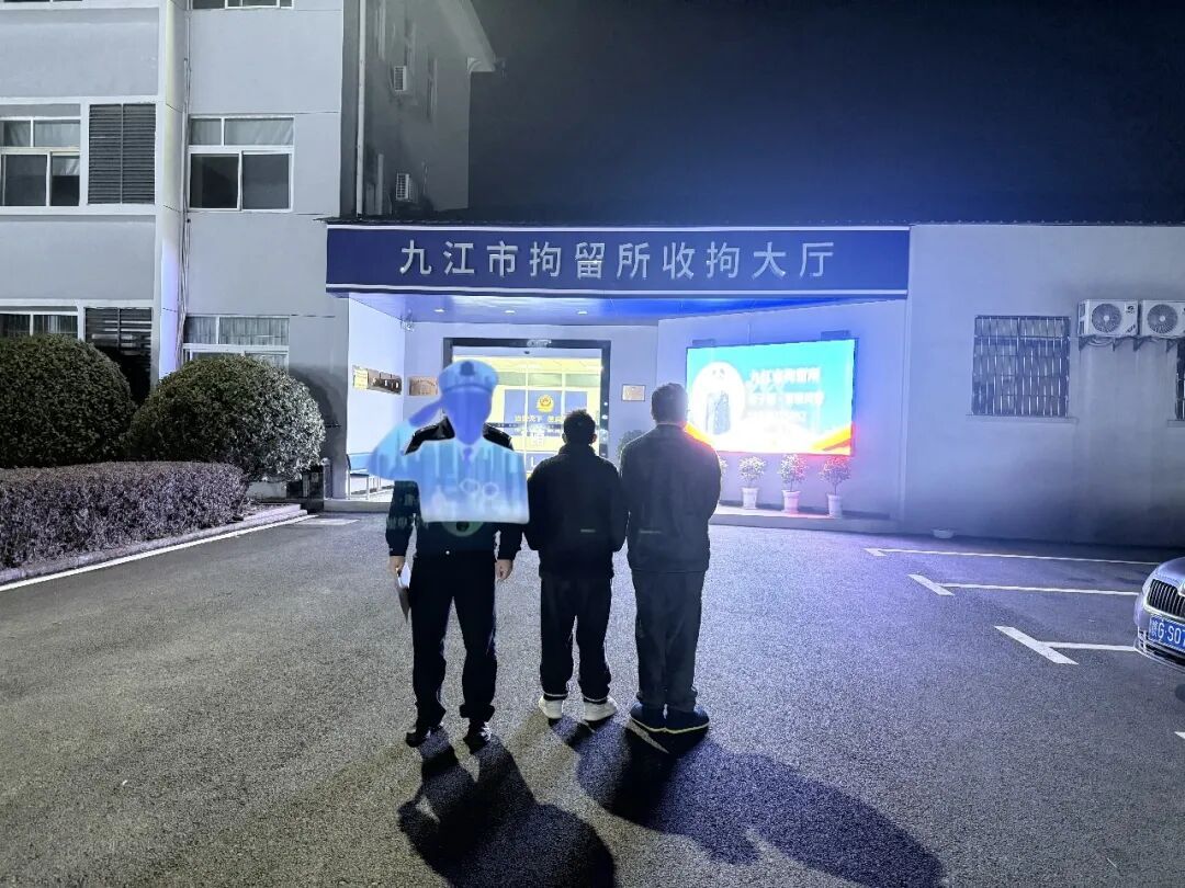 凌晨时分，一辆未熄火的车辆引起警方注意