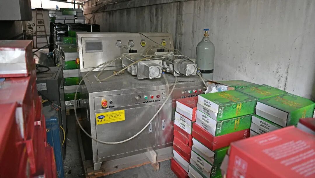 偏远仓库内,警方查获大量“笑气”…… 偏远仓库内,警方查获大量“笑气”……