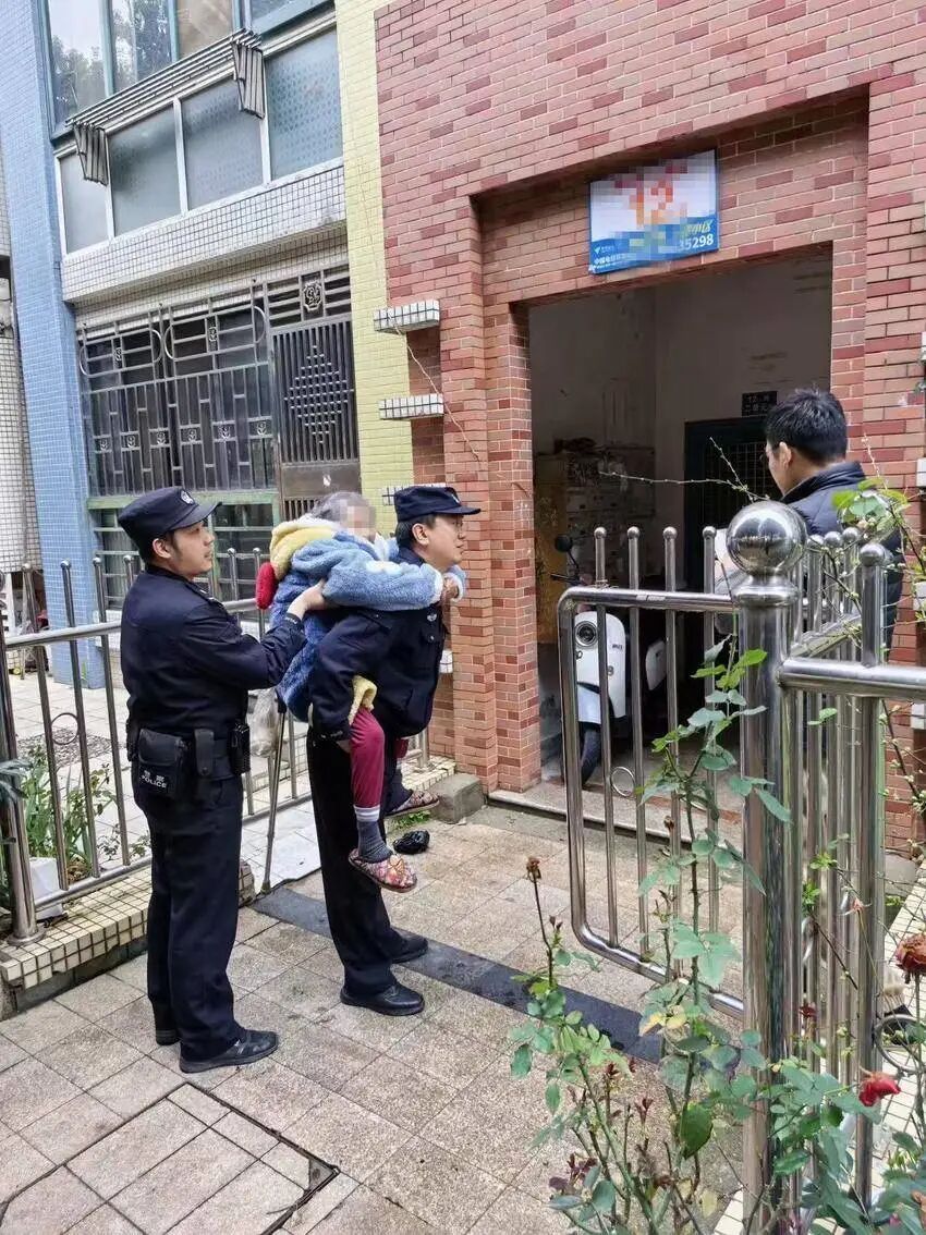 3个单元30余户!民警背着走失老人“逐户敲门”寻找家人 3个单元30余户!民警背着走失老人“逐户敲门”寻找家人