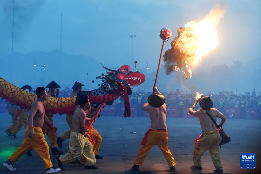 广西宾阳:舞炮龙 庆新春 广西宾阳:舞炮龙 庆新春